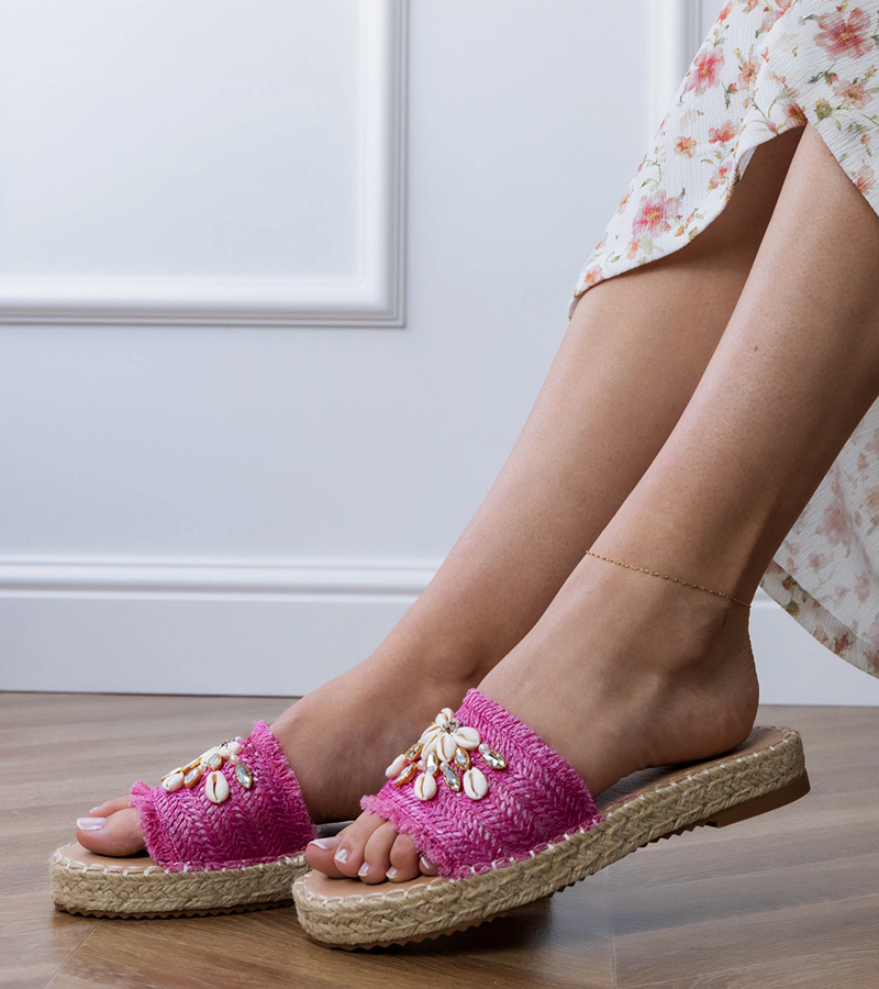 Ružové pletené espadrilky s morskými mušľami