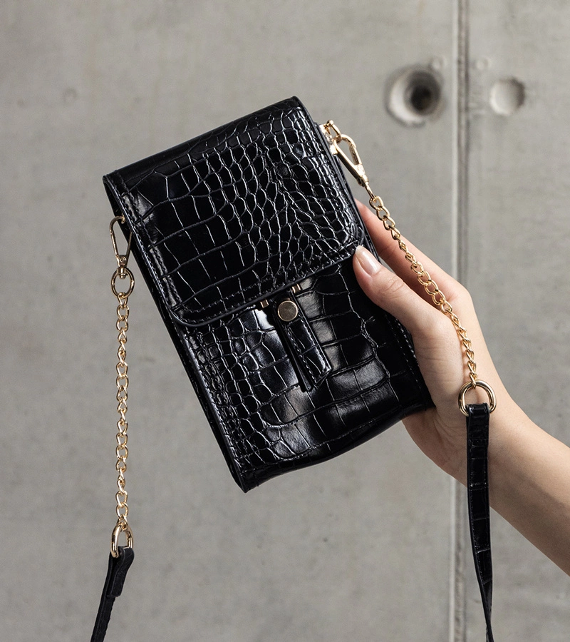 Čierna kabelka zdobená razbou Decatur