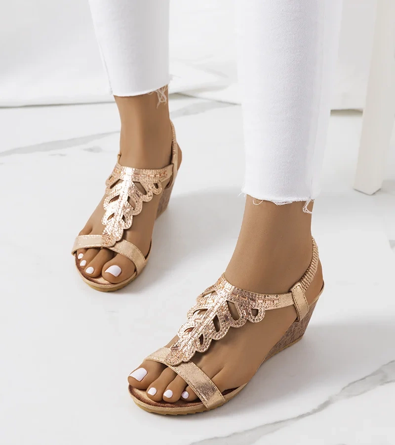 Zlaté sandále na klinoch Parel