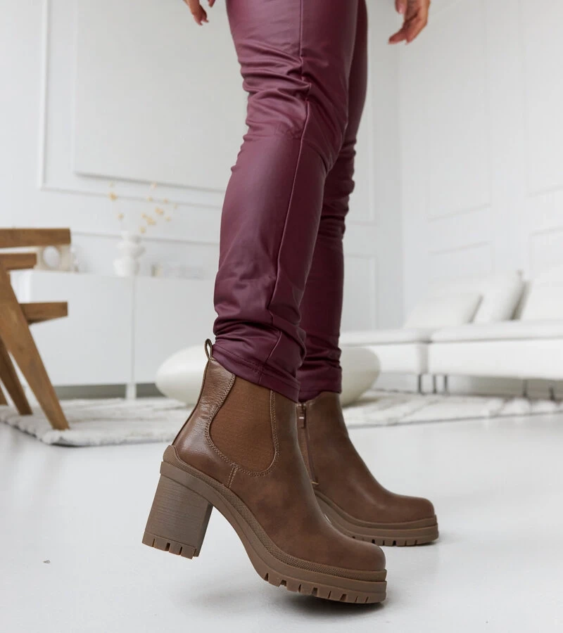 Tmavohnedé čižmy s nízkym podpätkom Layman.