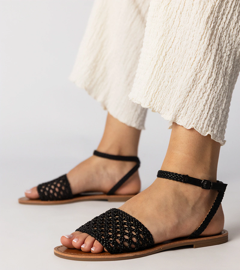 Čierne pletené sandále na plochej podrážke Mires