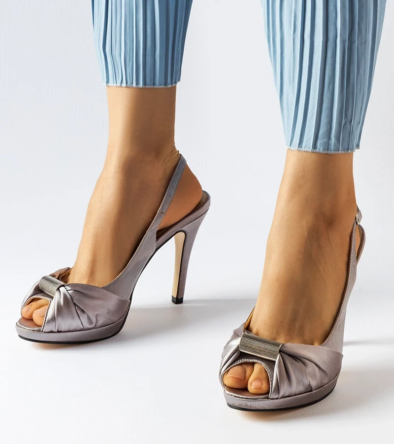 Svetlosivé sandále na podpätku Crispina