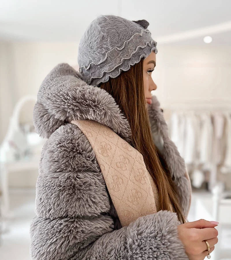 Šedý klobúk s volánmi Zion