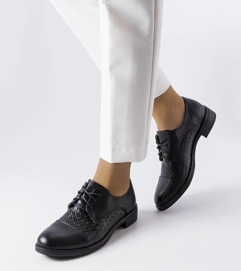 Čierne poltopánky zdobené reliéfom Gagné