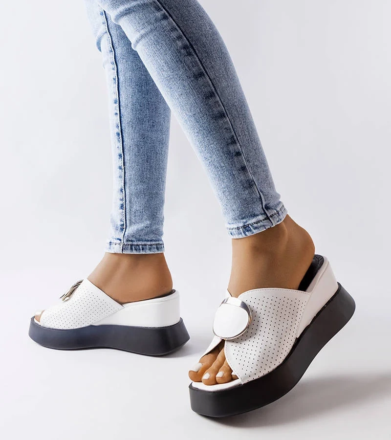 Biele žabky na platformách so zdobením Degna