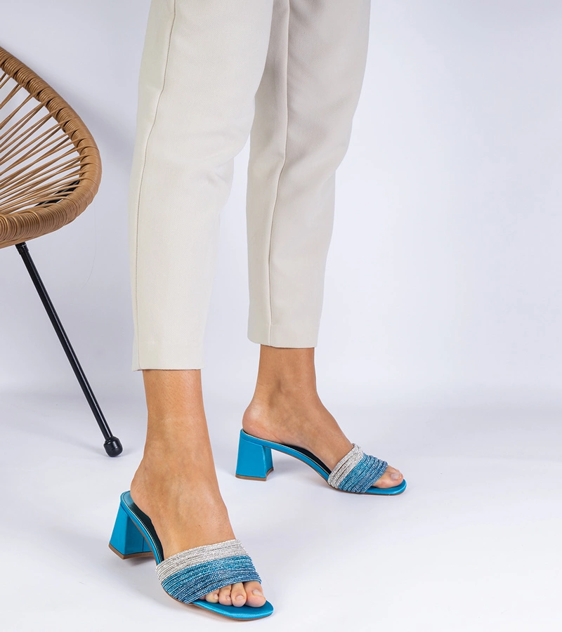 Modré elegantné šľapky na podpätku s kryštálmi Maritto