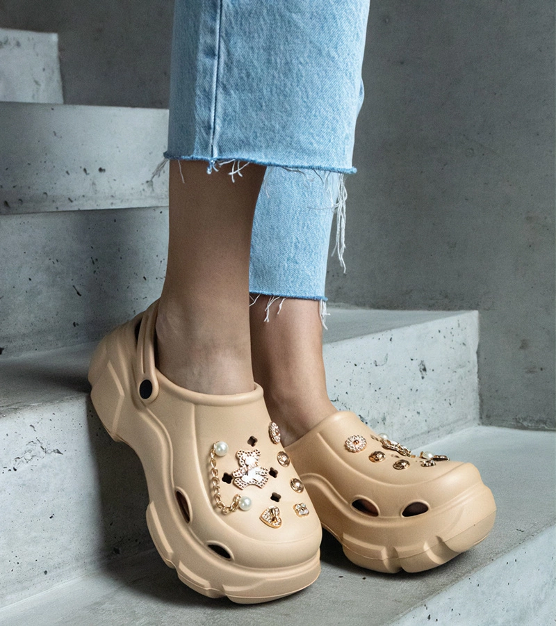 Tmavobéžové uzavreté šľapky na platforme zdobené odznakmi Aria