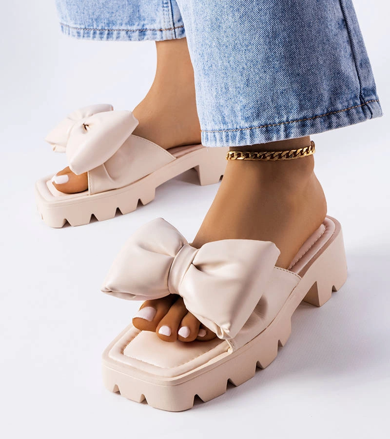 Béžové žabky na traktorovej podrážke od značky Bossé