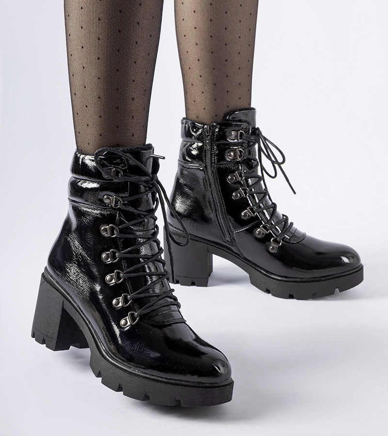 Čierne lakované čižmy na podpätku Langesko