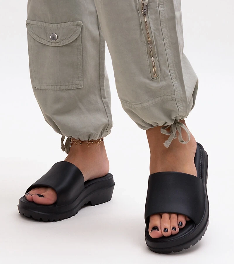 Čierne šľapky na hrubej podrážke Soiza