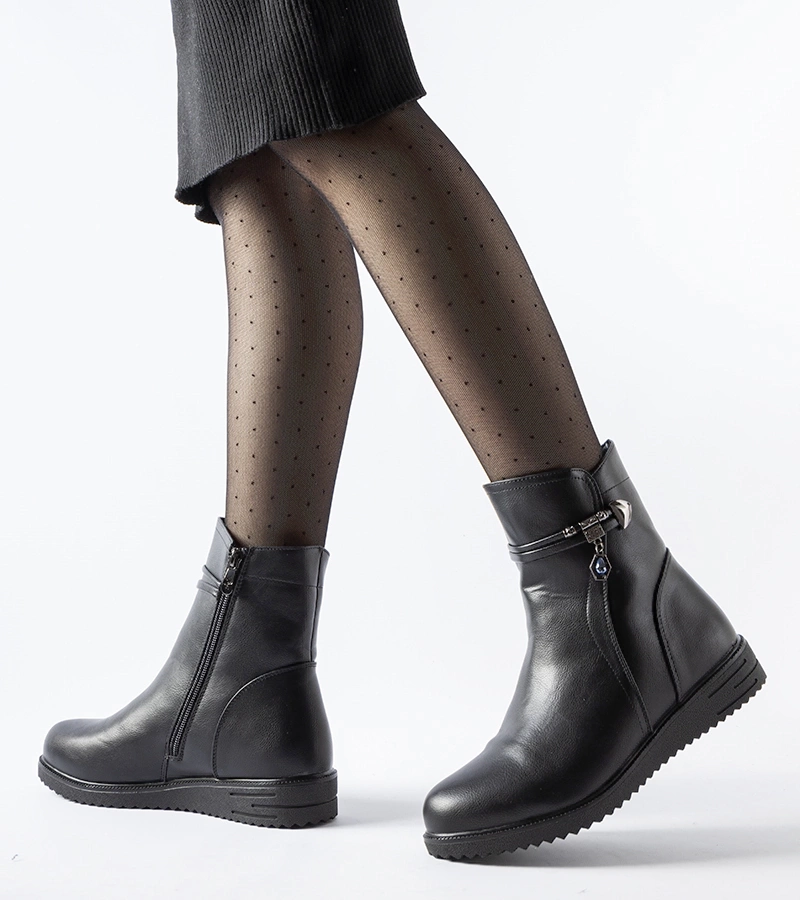 Čierne zateplené čižmy s ozdobným zavesením Nola