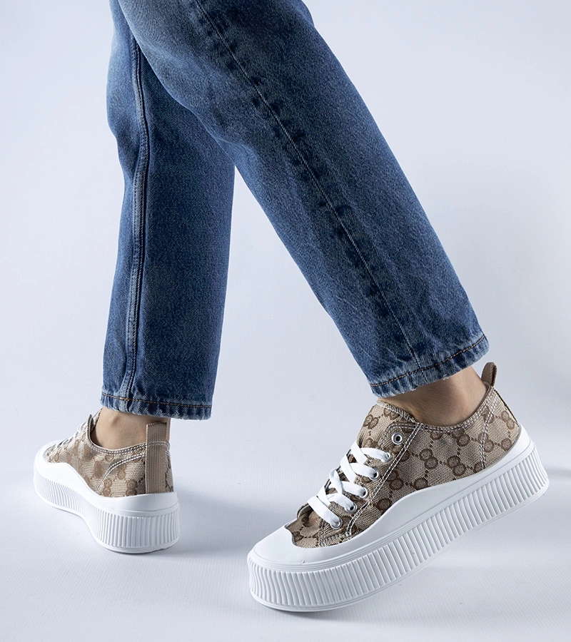 Hnedé tenisky zdobené monogramom Cavi