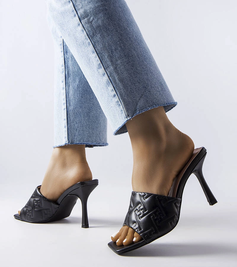 Čierne elegantné žabky na podpätku Cambrina