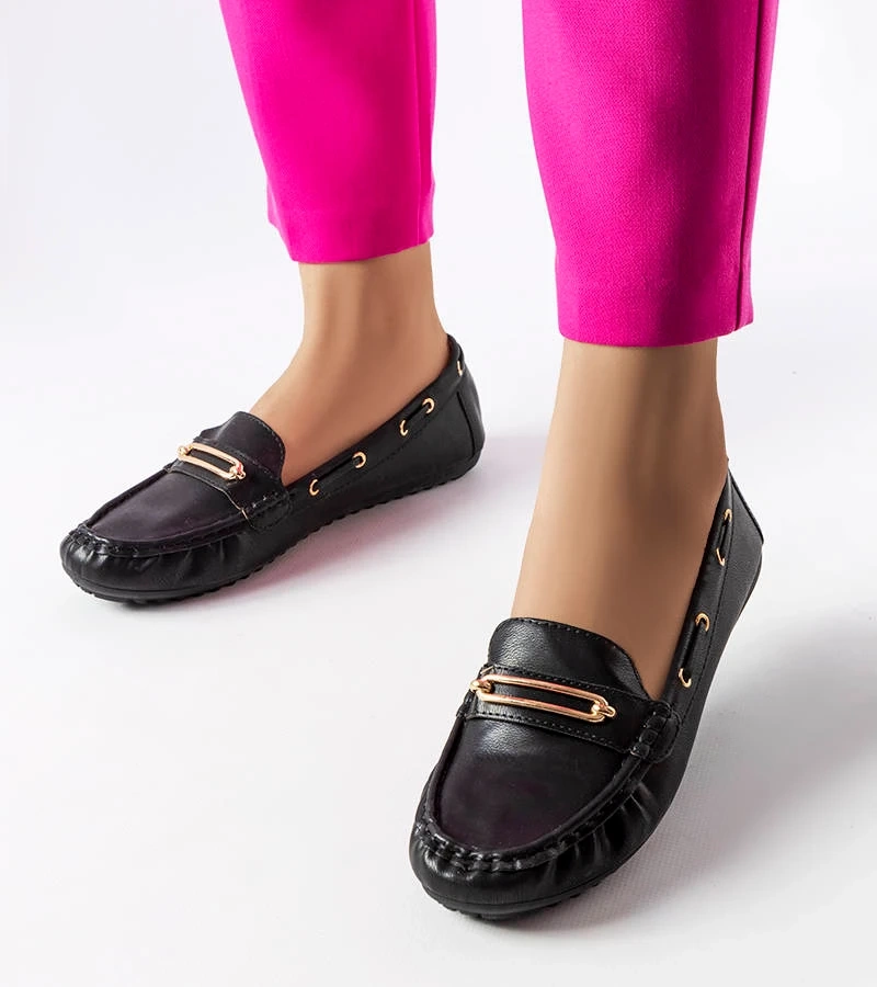 Čierne mokasíny zdobené aplikáciou Seattle