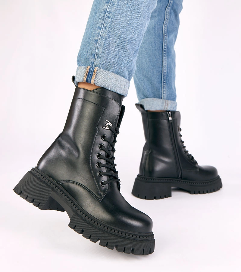 Čierne klasické členkové čižmy na platforme Kalle