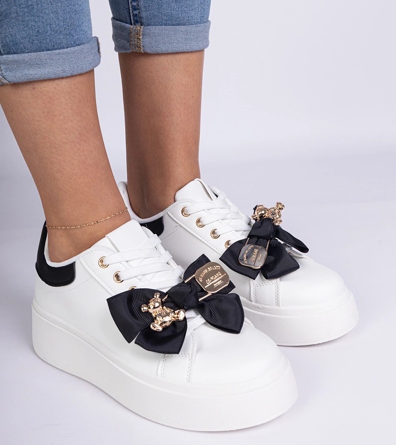 Čierne tenisky zdobené mašľou a zlatým medvedíkom Karinka