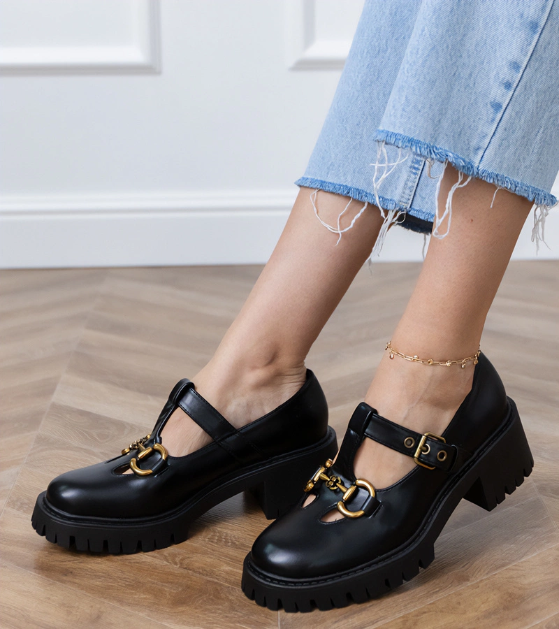 Čierne poltopánky na hrubej podrážke so zlatou ozdobou Hartis