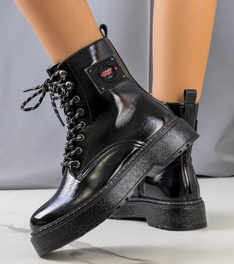 Čierne lakované traperské topánky od spoločnosti Firenz