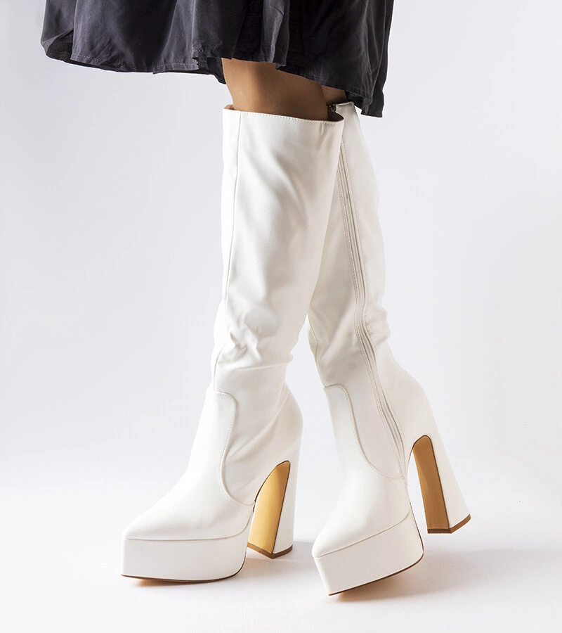 Biele čižmy s pevným ihlovým podpätkom značky Sovizzo