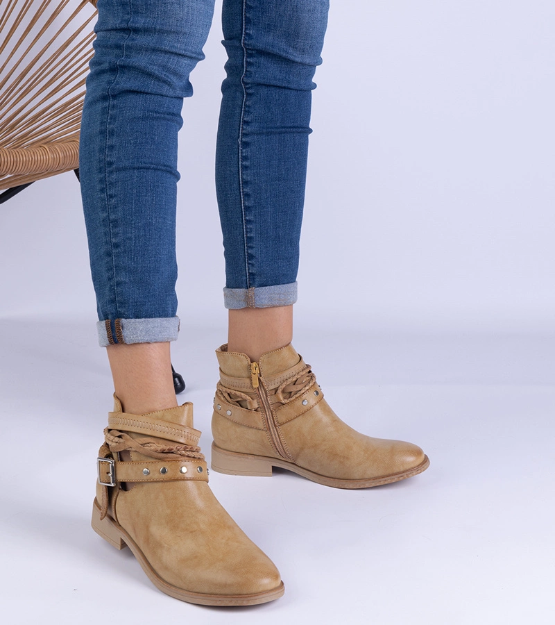 Hnedé ploché členkové topánky s výrezom a prackou Savaner