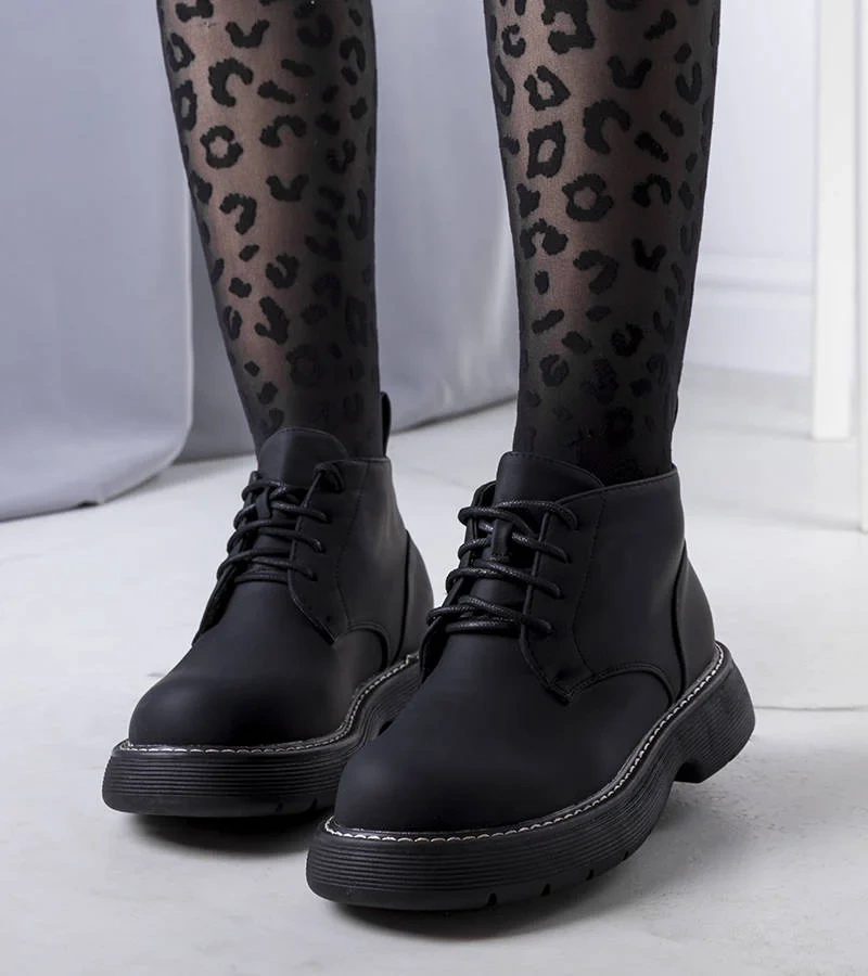 Čierna botki izolovaná Savino