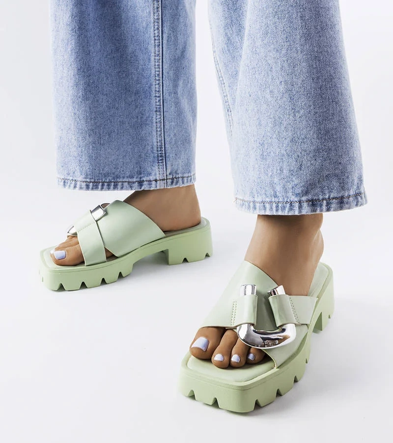 Zelené žabky na podrážke traktora od Carceri