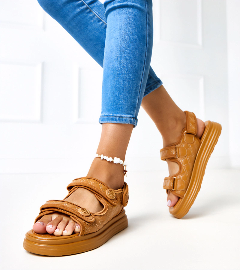 Hnedé sandále s nastaviteľnými remienkami Brodni