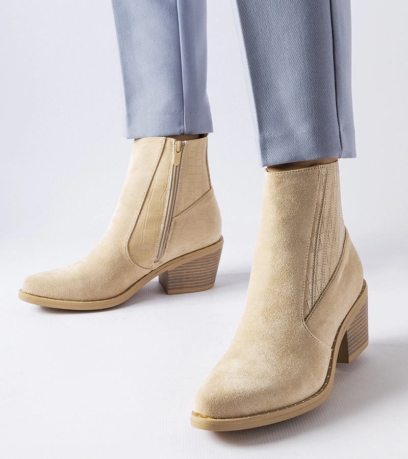 Béžové eko-semišové nízke čižmy na podpätku od spoločnosti Sovere