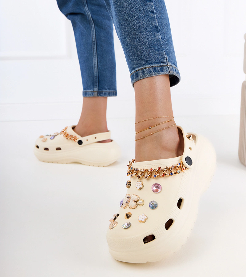 Béžové uzavreté šľapky s ozdobami Lelila