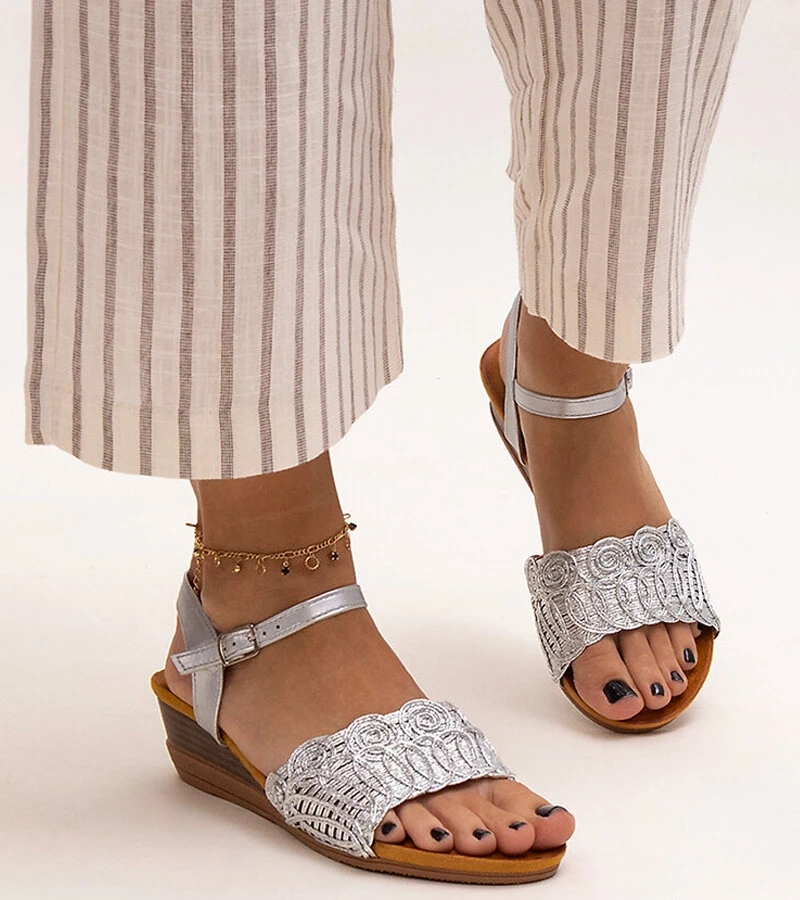 Vyšívané sandále na nízkom platforme Maimoona