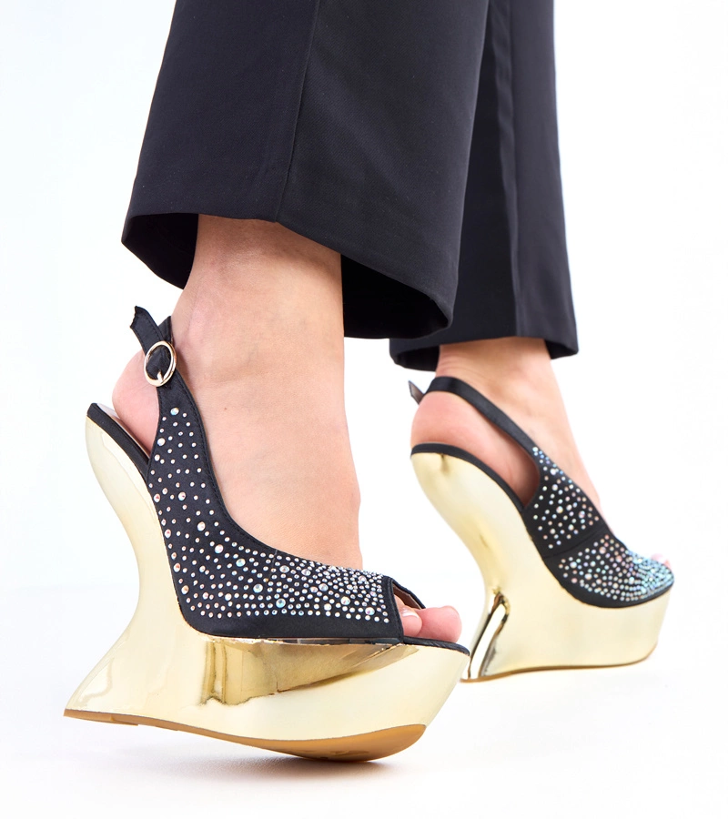 Čierne sandále s kryštálmi na futuristickom klinovom podpätku Tejla