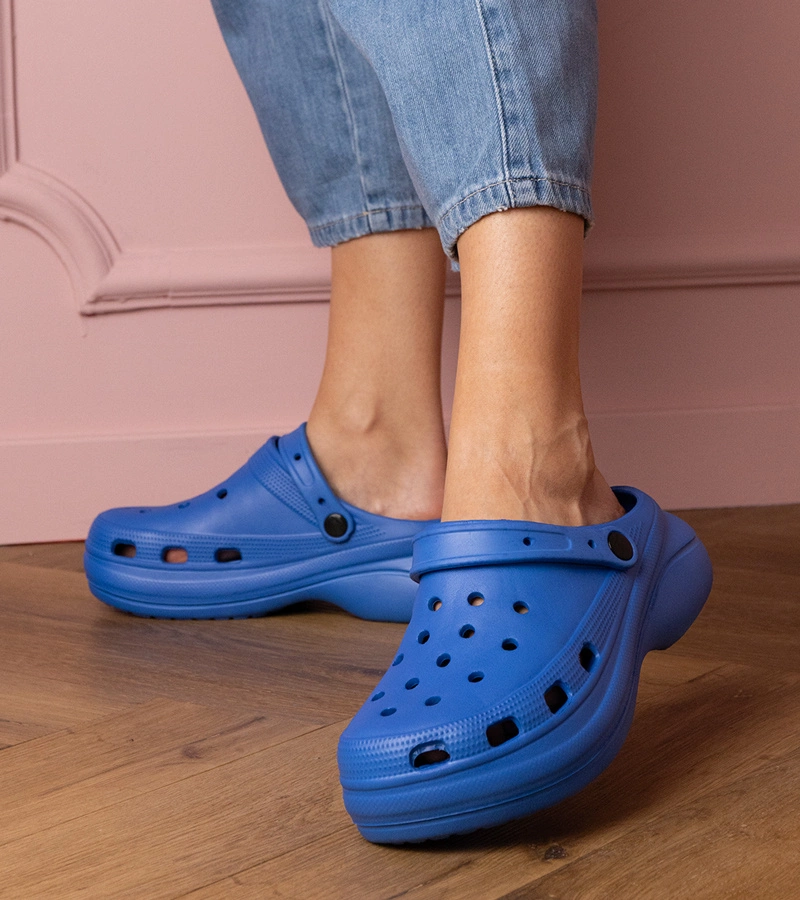 Modré uzavreté šľapky na platforme Kameris