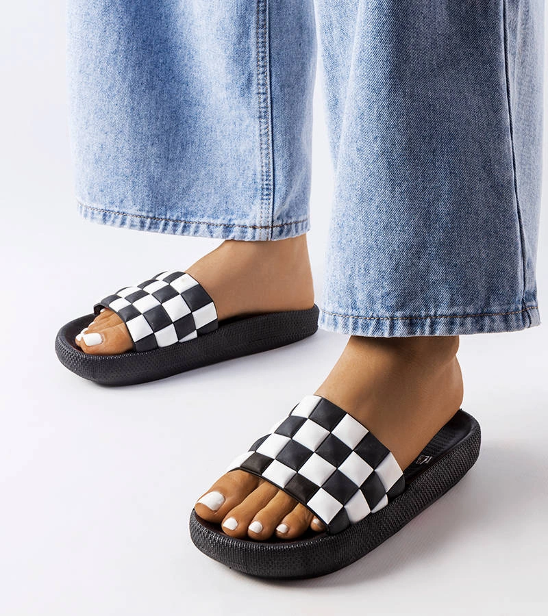 Čierne gumené žabky na platforme od spoločnosti Elin