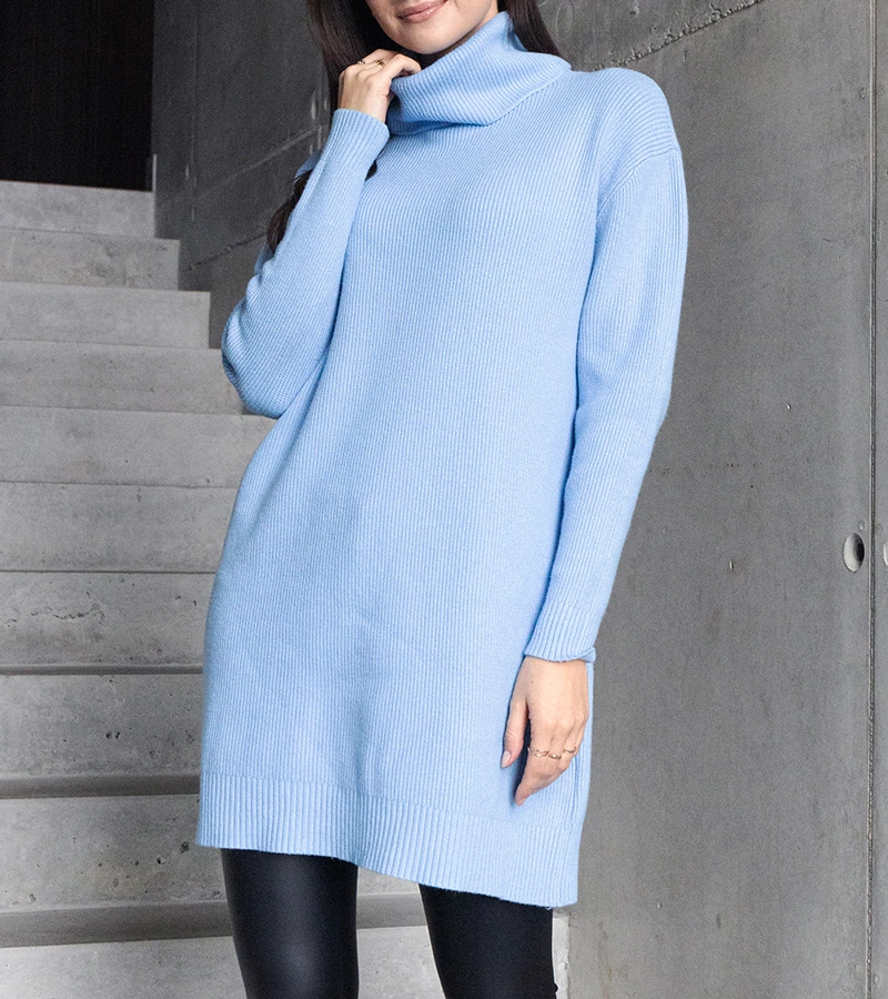 Dlhý modrý mäkký sveter s rolákom Kali