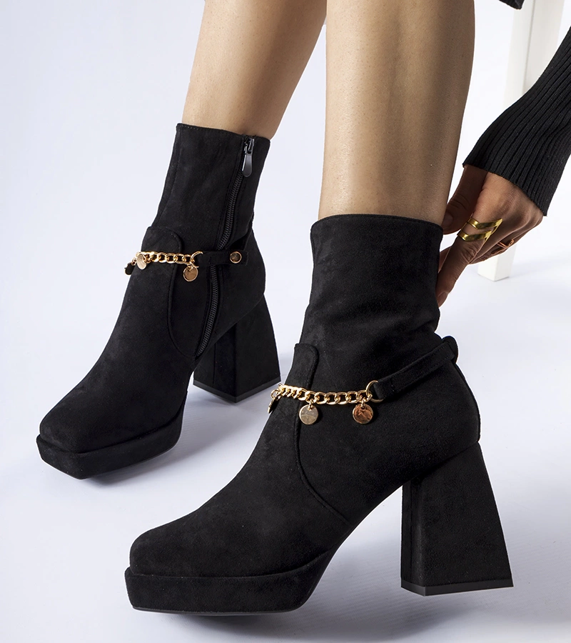 Čierne zateplené členkové čižmy s príveskom Saviore