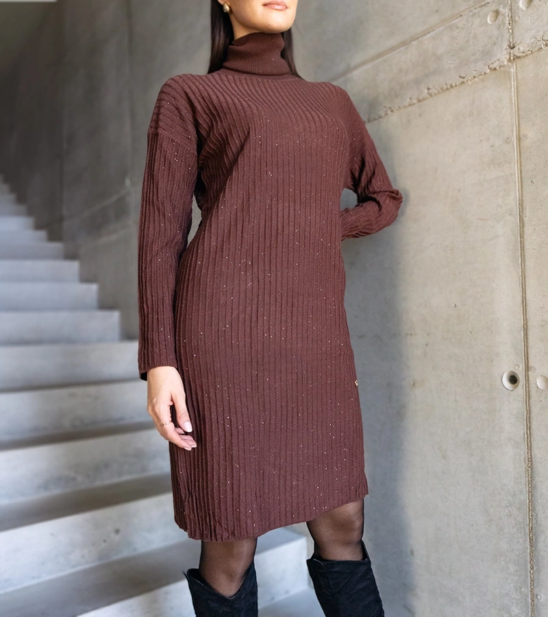 Hnedá midi šaty s leskom a golierom Kusama.