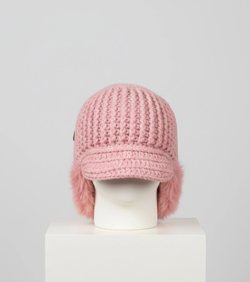 Biela čiapka s chráničmi uší Zora