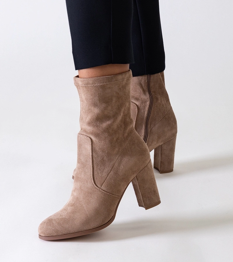 Bežové priliehavé botky na vysokom podpätku z eko-zamszu Haner.