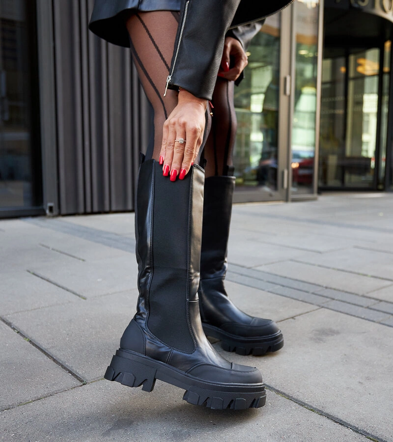 Čierne robustné čižmy s podrážkou Barrios