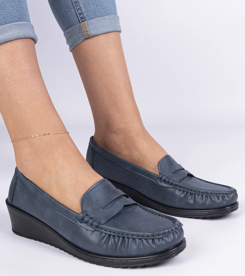 Tmavomodré dámske mokasíny na klinovom podpätku Zorani