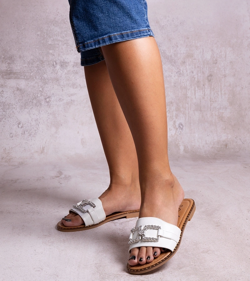 Biela klipňa s ozdobnou sponou od Rochaela