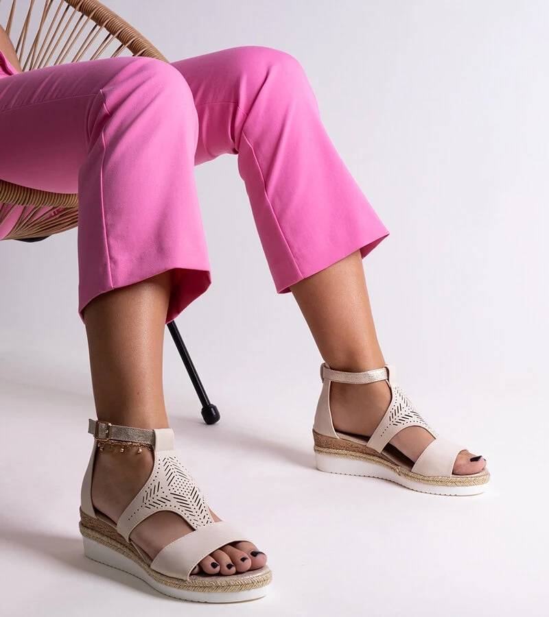 Bežové sandále na nízkom platforme Tiuma