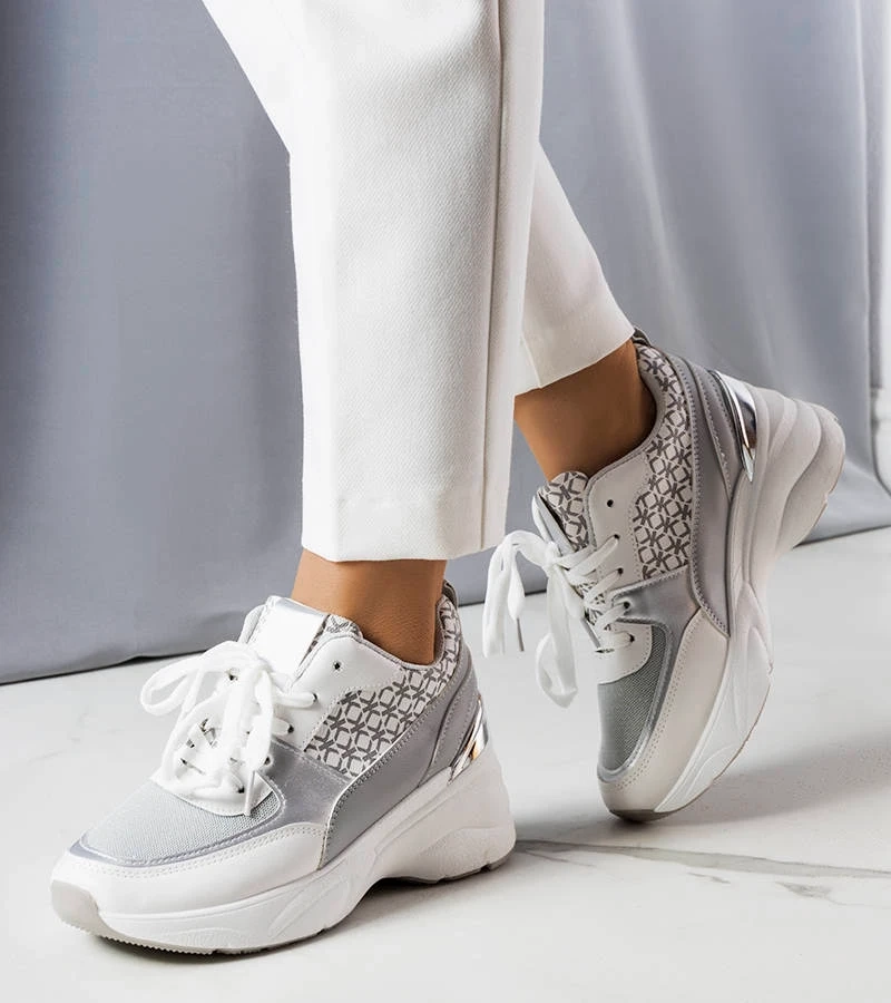 Šedé tenisky zdobené monogramom Lora