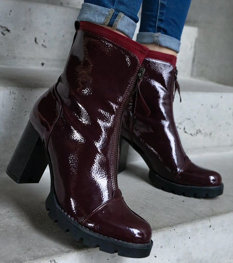 Bordové lakované členkové topánky na podpätku zdobené zapínaním Tiri