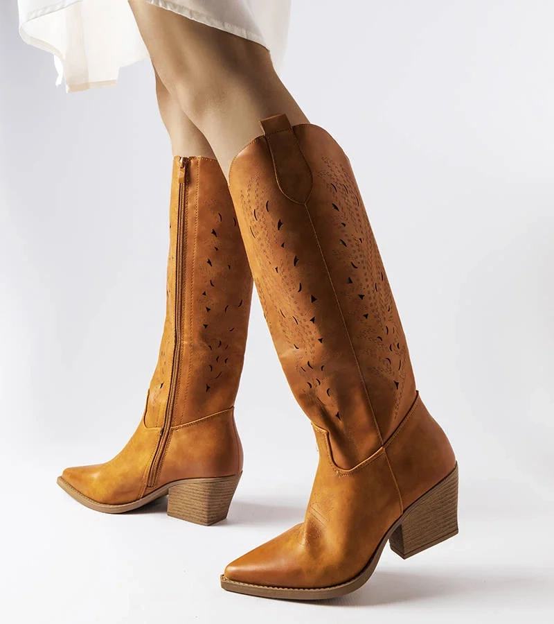 Hnedé ažurové kovbojské čižmy značky Fiorella