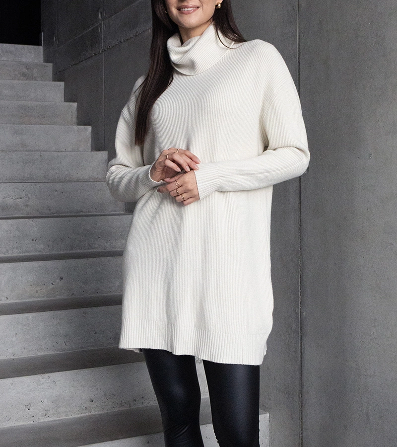 Dlhý biely mäkký sveter s rolákom Kali