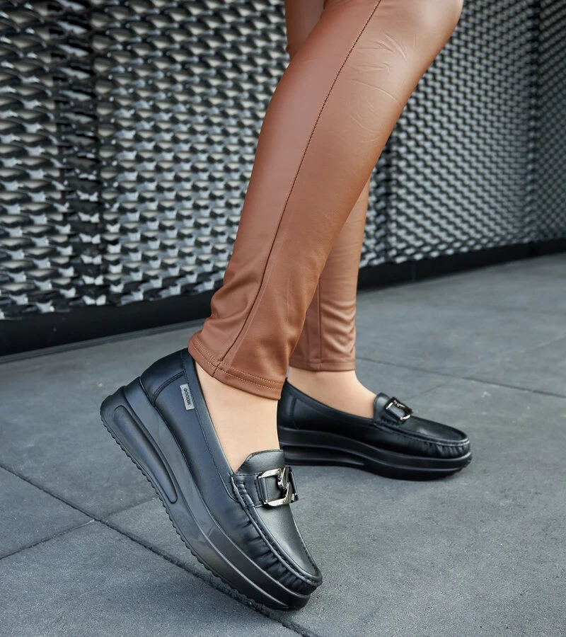 Čierne mokasíny na klinu s klipsom Vigolo