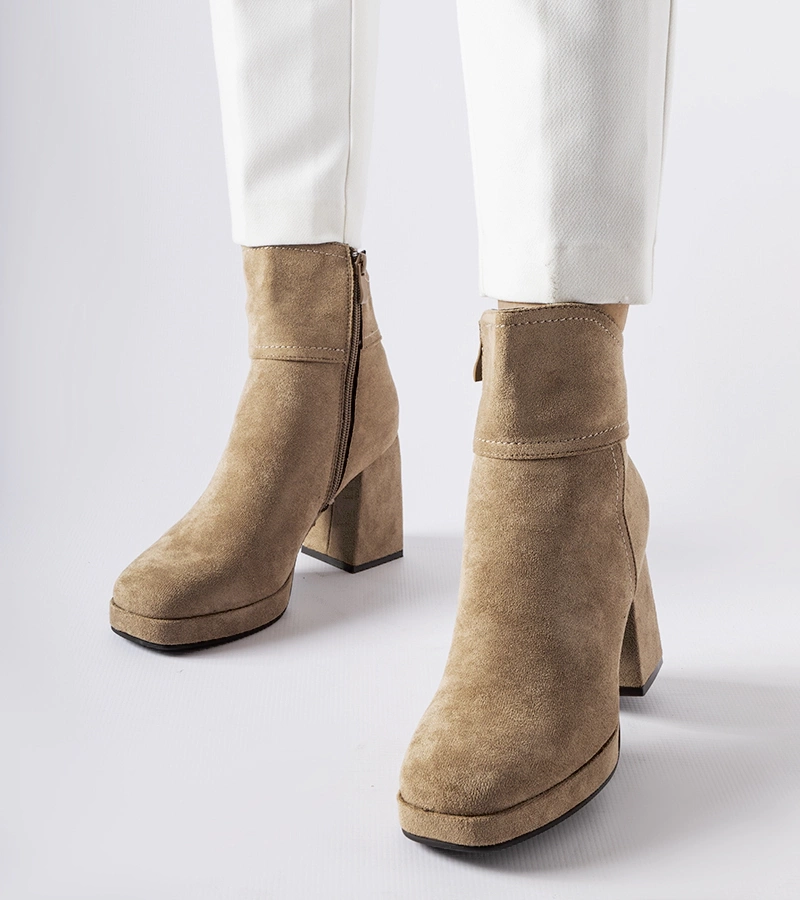 Šedé topánky na masívnom príspevku Itaf