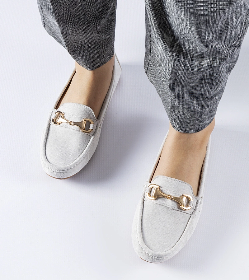 Sivé mokasíny zdobené prackou Fernanda