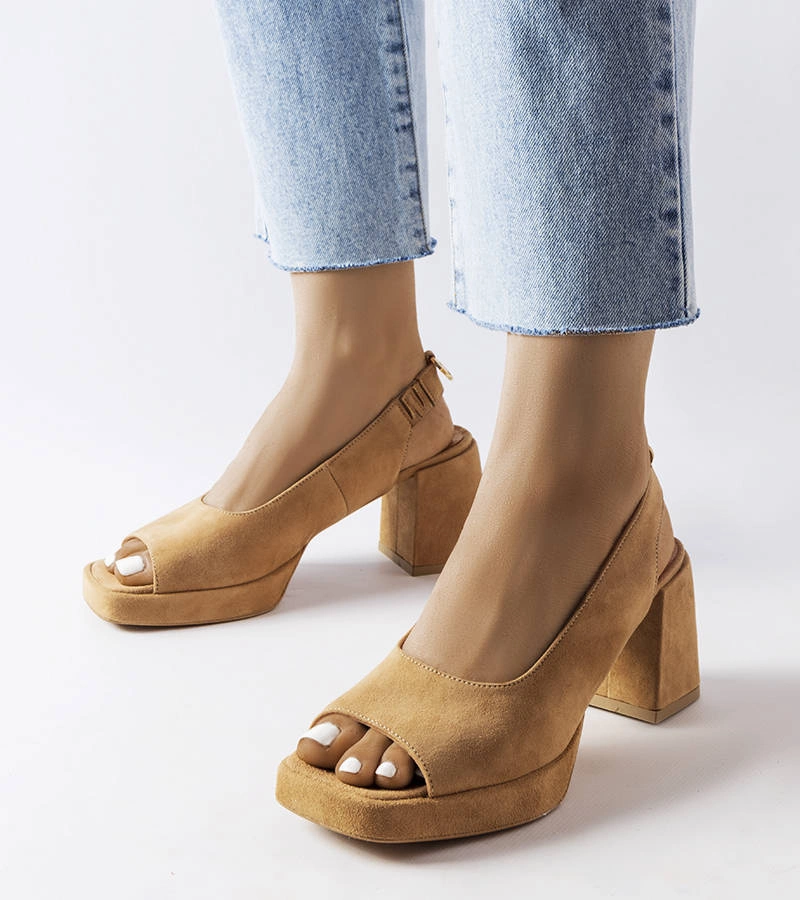 Červené velúrové sandále na podpätku KARINO